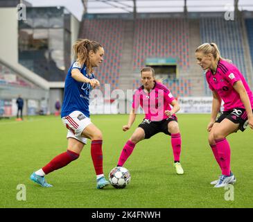 Oslo, Norwegen. 02. Oktober 2022. Oslo, Norwegen, 2. 2022. Oktober: Janni Bogild Thomsen (7 Valerenga) steuert den Ball während des Playoff-Spiels in Toppserien zwischen Valerenga und Rosenborg in der Intility Arena in Oslo, Norwegen (Ane Frosaker/SPP) Quelle: SPP Sport Pressefoto. /Alamy Live News Stockfoto