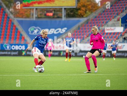 Oslo, Norwegen. 02. Oktober 2022. Oslo, Norwegen, 2. 2022. Oktober: Elise Thorsnes (9 Valerenga) steuert den Ball während des Playoff-Spiels in Toppserien zwischen Valerenga und Rosenborg in der Intility Arena in Oslo, Norwegen (Ane Frosaker/SPP) Quelle: SPP Sport Pressefoto. /Alamy Live News Stockfoto