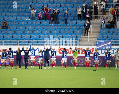 Oslo, Norwegen. 02. Oktober 2022. Oslo, Norwegen, 2. 2022. Oktober: Spieler von Valerenga feiern vor Fans nach dem Gewinn von 2-0 nach beim Playoff-Spiel in Toppserien zwischen Valerenga und Rosenborg in der Intility Arena in Oslo, Norwegen (Ane Frosaker/SPP) Credit: SPP Sport Press Photo. /Alamy Live News Stockfoto
