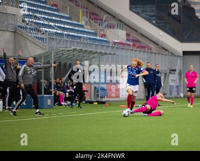 Oslo, Norwegen. 02. Oktober 2022. Oslo, Norwegen, 2. 2022. Oktober: Stine Ballisager Pedersen (3 Valerenga) Kampf um den Ball während des Playoff-Spiels in Toppserien zwischen Valerenga und Rosenborg in der Intility Arena in Oslo, Norwegen (Ane Frosaker/SPP) Quelle: SPP Sport Pressefoto. /Alamy Live News Stockfoto