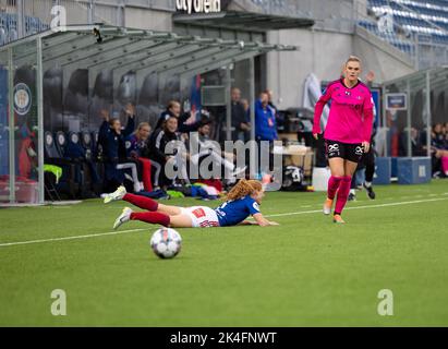 Oslo, Norwegen. 02. Oktober 2022. Oslo, Norwegen, 2. 2022. Oktober: Stine Ballisager Pedersen (3 Valerenga) Kampf um den Ball während des Playoff-Spiels in Toppserien zwischen Valerenga und Rosenborg in der Intility Arena in Oslo, Norwegen (Ane Frosaker/SPP) Quelle: SPP Sport Pressefoto. /Alamy Live News Stockfoto