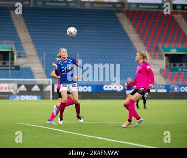 Oslo, Norwegen. 02. Oktober 2022. Oslo, Norwegen, Oktober 2. 2022: Runa Lillegard (26 Valerenga) springt während des Playoff-Spiels in Toppserien zwischen Valerenga und Rosenborg in der Intility Arena in Oslo, Norwegen, um einen Header (Ane Frosaker/SPP) Quelle: SPP Sport Pressefoto. /Alamy Live News Stockfoto