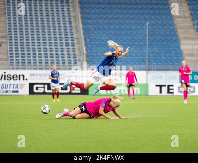 Oslo, Norwegen. 02. Oktober 2022. Oslo, Norwegen, 2. 2022. Oktober: Karina Saevik (21 Valerenga) Kampf um den Ball während des Playoff-Spiels in Toppserien zwischen Valerenga und Rosenborg in der Intility Arena in Oslo, Norwegen (Ane Frosaker/SPP) Quelle: SPP Sport Pressefoto. /Alamy Live News Stockfoto