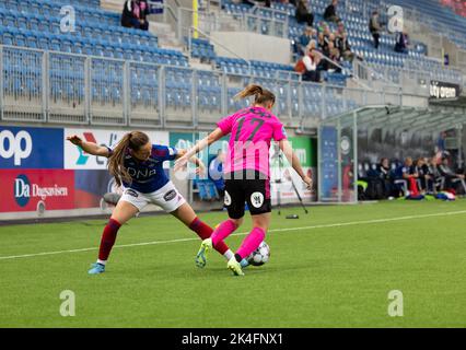 Oslo, Norwegen. 02. Oktober 2022. Oslo, Norwegen, 2. 2022. Oktober: Janni Bogild Thomsen (7 Valerenga) Kampf um den Ball während des Playoff-Spiels in Toppserien zwischen Valerenga und Rosenborg in der Intility Arena in Oslo, Norwegen (Ane Frosaker/SPP) Quelle: SPP Sport Pressefoto. /Alamy Live News Stockfoto