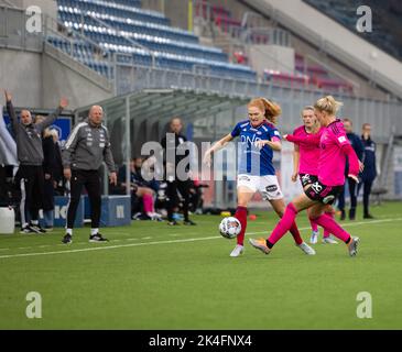 Oslo, Norwegen. 02. Oktober 2022. Oslo, Norwegen, 2. 2022. Oktober: Stine Ballisager Pedersen (3 Valerenga) Kampf um den Ball während des Playoff-Spiels in Toppserien zwischen Valerenga und Rosenborg in der Intility Arena in Oslo, Norwegen (Ane Frosaker/SPP) Quelle: SPP Sport Pressefoto. /Alamy Live News Stockfoto