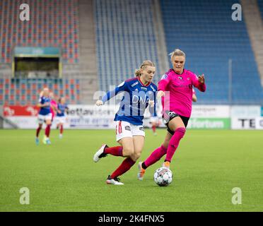 Oslo, Norwegen. 02. Oktober 2022. Oslo, Norwegen, 2. 2022. Oktober: Runa Lillegard (26 Valerenga) steuert den Ball während des Playoff-Spiels in Toppserien zwischen Valerenga und Rosenborg in der Intility Arena in Oslo, Norwegen (Ane Frosaker/SPP) Quelle: SPP Sport Pressefoto. /Alamy Live News Stockfoto