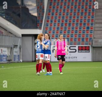 Oslo, Norwegen. 02. Oktober 2022. Oslo, Norwegen, 2. 2022. Oktober: Stine Ballisager Pedersen (3 Valerenga) und Janni Bogild Thomsen (7 Valerenga) werden während des Playoff-Spiels in Toppserien zwischen Valerenga und Rosenborg in der Intility Arena in Oslo, Norwegen, gesehen (Ane Frosaker/SPP) Quelle: SPP Sport Pressefoto. /Alamy Live News Stockfoto