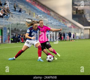 Oslo, Norwegen. 02. Oktober 2022. Oslo, Norwegen, 2. 2022. Oktober: Janni Bogild Thomsen (7 Valerenga) Kampf um den Ball während des Playoff-Spiels in Toppserien zwischen Valerenga und Rosenborg in der Intility Arena in Oslo, Norwegen (Ane Frosaker/SPP) Quelle: SPP Sport Pressefoto. /Alamy Live News Stockfoto