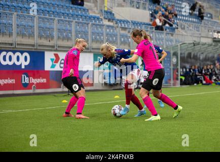 Oslo, Norwegen. 02. Oktober 2022. Oslo, Norwegen, 2. 2022. Oktober: Karina Saevik (21 Valerenga) Kampf um den Ball während des Playoff-Spiels in Toppserien zwischen Valerenga und Rosenborg in der Intility Arena in Oslo, Norwegen (Ane Frosaker/SPP) Quelle: SPP Sport Pressefoto. /Alamy Live News Stockfoto