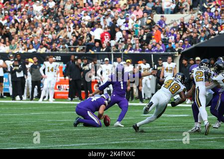 London, Großbritannien. 2.. Oktober 2022; Tottenham Hotspur Stadium. Tottenham, London, England; NFL UK Football, Minnesota Vikings gegen die New Orleans Saints: Minnesota Vikings Platzkicker Greg Joseph erzielt ein Feldtor für 13:7. Kredit: Aktion Plus Sport Bilder/Alamy Live Nachrichten Stockfoto