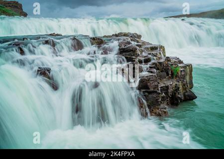 Schöne Aussicht auf die Natur in Island. Ein Teil des Gullfoss-Wasserfalls in Island mit langer Belichtungszeit Stockfoto