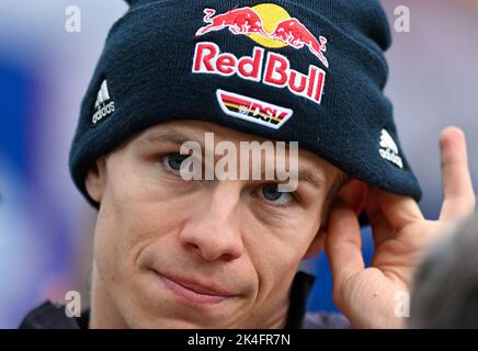 Klingenthal, Deutschland. 02. Oktober 2022. Nordisches Skifahren/Skispringen: Sommer Grand Prix, Herren, in der Vogtland Arena in Klingenthal. Andreas Wellinger aus Deutschland regiert nach dem Wettbewerb. Quelle: Hendrik Schmidt/dpa/Alamy Live News Stockfoto