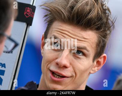 Klingenthal, Deutschland. 02. Oktober 2022. Nordisches Skifahren/Skispringen: Sommer Grand Prix, Herren, in der Vogtland Arena in Klingenthal. Andreas Wellinger aus Deutschland regiert nach dem Wettbewerb. Quelle: Hendrik Schmidt/dpa/Alamy Live News Stockfoto