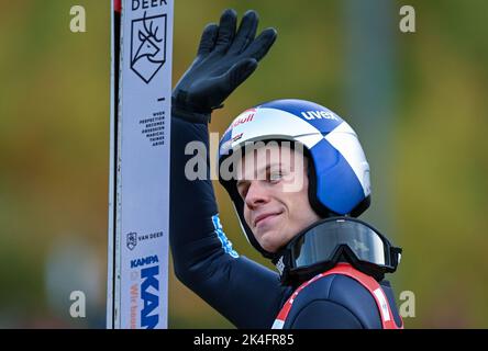 Klingenthal, Deutschland. 02. Oktober 2022. Nordisches Skifahren/Skispringen: Sommer Grand Prix, Herren, in der Vogtland Arena in Klingenthal. Andreas Wellinger aus Deutschland regiert nach dem Wettbewerb. Quelle: Hendrik Schmidt/dpa/Alamy Live News Stockfoto