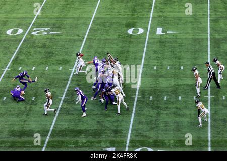 London, Großbritannien. 2.. Oktober 2022; Tottenham Hotspur Stadium. Tottenham, London, England; NFL UK Football, Minnesota Wikinger gegen die New Orleans Saints: Minnasota Vikings Special Teams Greg Joseph (1) schießt ein Feldtor Kredit: Action Plus Sports Images/Alamy Live News Stockfoto