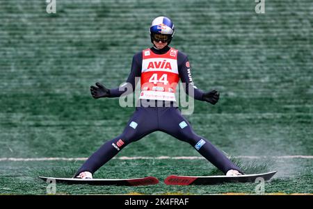 Klingenthal, Deutschland. 02. Oktober 2022. Nordisches Skifahren/Skispringen: Sommer Grand Prix, Herren, in der Vogtland Arena in Klingenthal. Andreas Wellinger aus Deutschland regiert im Run-out. Quelle: Hendrik Schmidt/dpa/Alamy Live News Stockfoto