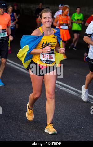 London, Großbritannien. 2. Oktober 2022. Ein Läufer im ukrainischen Laufclub bei Blackfriars nimmt am TCS London Marathon Teil. Die Veranstaltung 42. wird in diesem Jahr von Tata Consultancy Services (TCS) gesponsert. 40.000 Spitzensportler, Clubläufer und Spaßläufer nehmen an dem Massenevent Teil. Im Jahr 2023 wird das Rennen auf den üblichen April-Termin im Kalender zurückkehren. Kredit: Stephen Chung / Alamy Live Nachrichten Stockfoto