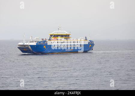 Thassos, Griechenland - 25. August 2022: Fähre bringt Menschen und ihre Autos vom Festland Griechenlands zur Insel Thassos im Thrakischen Meer. Stockfoto