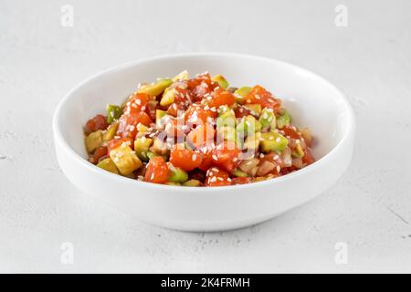 Eine Schüssel Lachs auf den weißen Tisch stecken Stockfoto