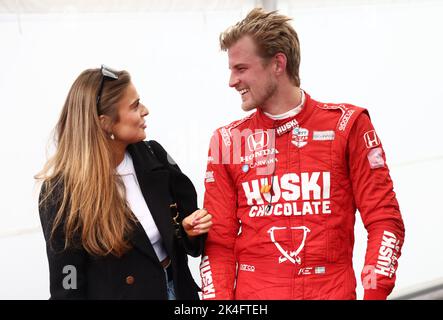 Nr. 8 Marcus Ericsson mit seiner Freundin Iris Tritsaris Jondahl, Porsche Experience Racing, beim Porsche Carrera Cup am Samstag im Grande Finale im Mantorp Park, Mantorp, Schweden. Stockfoto