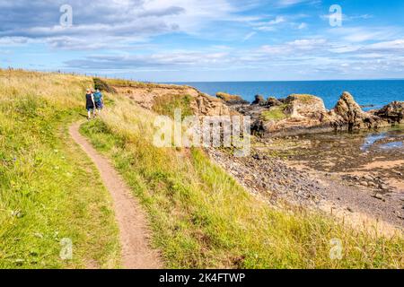 Menschen auf dem Fife Coastal Path in St. Monans im Osten von Neuk in Fife, Schottland. Stockfoto