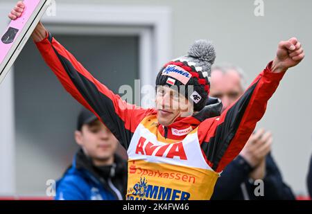 Klingenthal, Deutschland. 02. Oktober 2022. Langlaufen/Skispringen: Sommer Grand Prix, Herren, in der Vogtland Arena in Klingenthal. Dawid Kubacki aus Polen freut sich über den Tagessieg. Quelle: Hendrik Schmidt/dpa/Alamy Live News Stockfoto