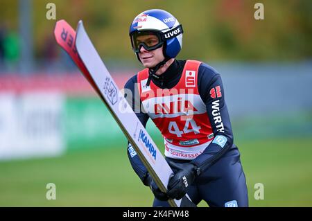 Klingenthal, Deutschland. 02. Oktober 2022. Nordisches Skifahren/Skispringen: Sommer Grand Prix, Herren, in der Vogtland Arena in Klingenthal. Andreas Wellinger aus Deutschland regiert nach dem Wettbewerb. Quelle: Hendrik Schmidt/dpa/Alamy Live News Stockfoto