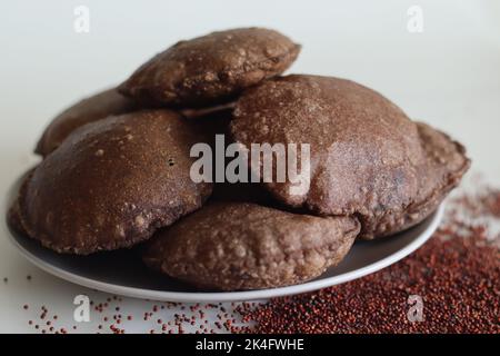 Ragi Poori. Frittiertes indisches Fladenbrot aus Fingerhirse und Weizenmehl.Dieses Poori ist eine interessante Möglichkeit, Hirse in unsere Ernährung aufzunehmen. Aufgenommen Stockfoto