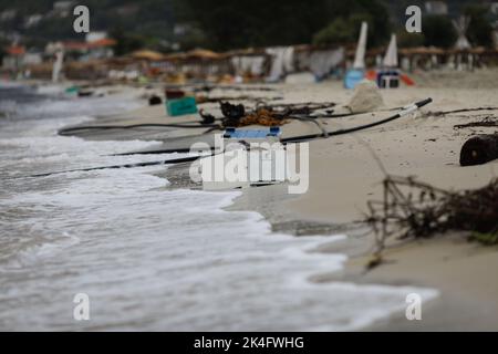 Holz, Plastik und sogar hölzerne Bienenstöcke wuschen nach einem starken Sturm an einem bewölkten Sommermorgen am Golden Beach in Thassos an Land. Stockfoto