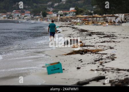 Holz, Plastik und sogar hölzerne Bienenstöcke wuschen nach einem starken Sturm an einem bewölkten Sommermorgen am Golden Beach in Thassos an Land. Stockfoto