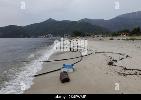 Holz, Plastik und sogar hölzerne Bienenstöcke wuschen nach einem starken Sturm an einem bewölkten Sommermorgen am Golden Beach in Thassos an Land. Stockfoto