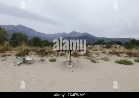 Golden Beach (Skala Potamia) auf der griechischen Insel Thassos während eines bewölkten Sommermorgens. Stockfoto