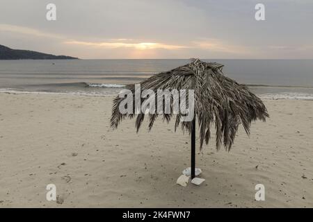 Golden Beach (Skala Potamia) auf der griechischen Insel Thassos während eines bewölkten Sommermorgens. Stockfoto