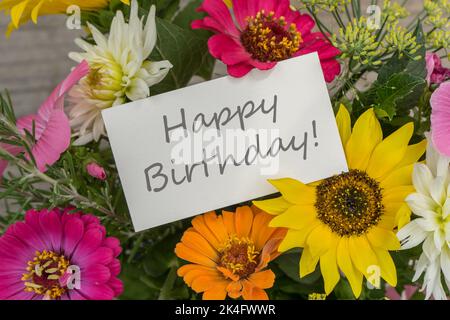 Geburtstagskarte mit bunten Sommerblumen und dem Schriftzug Happy Birthday Stockfoto