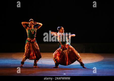 Chennai, Indien. 02. Oktober 2022. Chennai, Indien, 2.. Oktober 2022: Während der Feierlichkeiten zum Hindu-Fest von Navratri in Chennai führen Künstler ein Tanzdrama „Praise of Seven Hills“ auf. Seshadri Sukumar Kredit: Seshadri SUKUMAR/Alamy Live Nachrichten Stockfoto