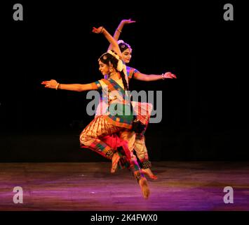 Chennai, Indien. 02.. Oktober 2022. Künstler führen ein Tanzdrama "Lob der sieben Hügel" während der Feierlichkeiten zum Hindu-Festival von Navratri, in Chennai. Kredit: Seshadri SUKUMAR/Alamy Live Nachrichten Stockfoto