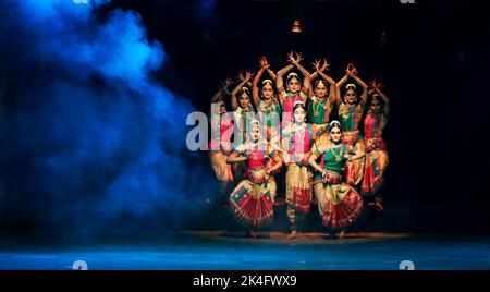 Chennai, Indien. 02.. Oktober 2022. Künstler führen ein Tanzdrama "Lob der sieben Hügel" während der Feierlichkeiten zum Hindu-Festival von Navratri, in Chennai. Kredit: Seshadri SUKUMAR/Alamy Live Nachrichten Stockfoto