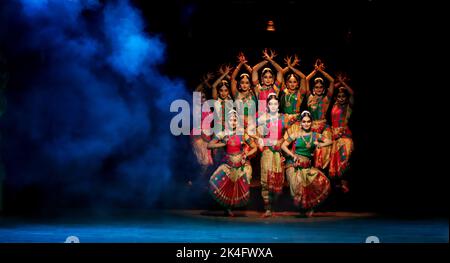 Chennai, Indien. 02.. Oktober 2022. Künstler führen ein Tanzdrama "Lob der sieben Hügel" während der Feierlichkeiten zum Hindu-Festival von Navratri, in Chennai. Kredit: Seshadri SUKUMAR/Alamy Live Nachrichten Stockfoto