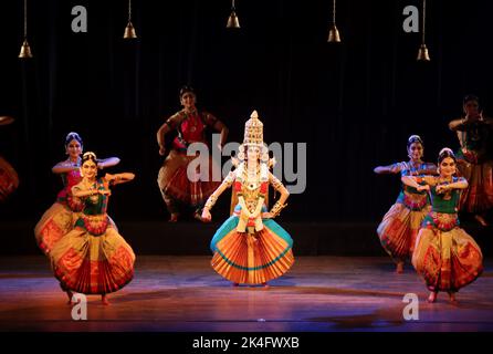 Chennai, Indien. 02.. Oktober 2022. Künstler führen ein Tanzdrama "Lob der sieben Hügel" während der Feierlichkeiten zum Hindu-Festival von Navratri, in Chennai. Kredit: Seshadri SUKUMAR/Alamy Live Nachrichten Stockfoto