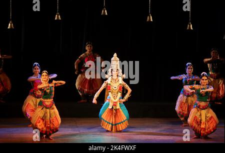 Chennai, Indien. 02.. Oktober 2022. Künstler führen ein Tanzdrama "Lob der sieben Hügel" während der Feierlichkeiten zum Hindu-Festival von Navratri, in Chennai. Kredit: Seshadri SUKUMAR/Alamy Live Nachrichten Stockfoto