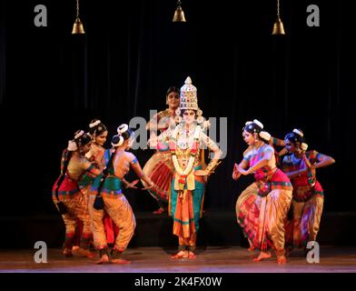 Chennai, Indien. 02.. Oktober 2022. Künstler führen ein Tanzdrama "Lob der sieben Hügel" während der Feierlichkeiten zum Hindu-Festival von Navratri, in Chennai. Kredit: Seshadri SUKUMAR/Alamy Live Nachrichten Stockfoto