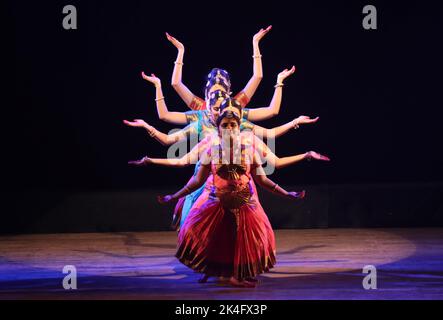 Chennai, Indien. 02.. Oktober 2022. Künstler führen ein Tanzdrama "Lob der sieben Hügel" während der Feierlichkeiten zum Hindu-Festival von Navratri, in Chennai. Kredit: Seshadri SUKUMAR/Alamy Live Nachrichten Stockfoto