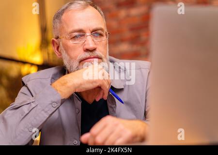 Porträt von praktizierten professionellen älteren Psychologen online Remote-Sitzung Stockfoto