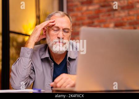 Porträt von praktizierten professionellen älteren Psychologen online Remote-Sitzung Stockfoto