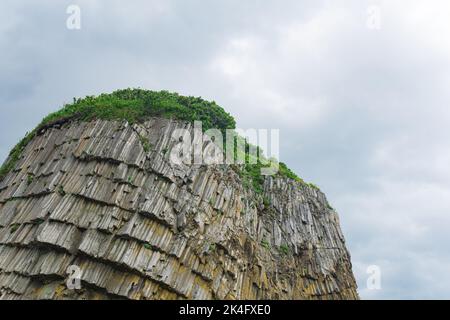 Die Spitze des vulkanischen Basaltgesteins auf der Insel Kunashir Stockfoto