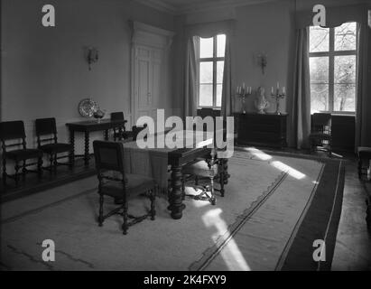 Interieur vom Schloss Haga in der Gemeinde Solna bei Stockholm. Ein Teil des Esszimmers mit Esstisch, Relieftischen und Stühlen. Vorhänge für die Fenster. Nordisch Stockfoto