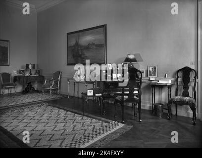 Interieur vom Schloss Haga in der Gemeinde Solna bei Stockholm. Der Salon oder das Schreibzimmer von Prinzessin Sibylla sind mit Sitzmöbeln und Schreibtisch ausgestattet. Nordisch Stockfoto