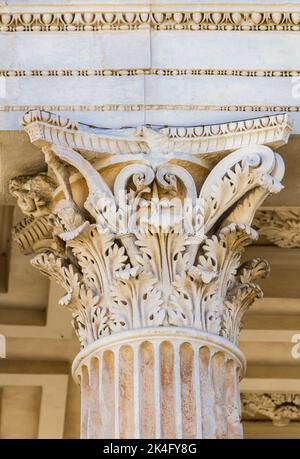 Nahaufnahme Detail von Maison Carree, antiker römischer Tempel in Nimes, Frankreich Stockfoto