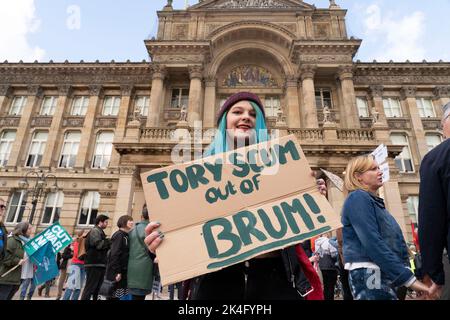 Birmingham, Großbritannien. 2. Oktober 2022. Tausende von Menschen versammelten sich auf dem Victoria Square bei einer von der Volksversammlung organisierten Kundgebung, um gegen die neuen konservativen Maßnahmen der Regierung zu protestieren, marschierten sie durch das Stadtzentrum, bevor sie das Tory Conference Center überstiegen, die Stimmung war wütend und laut. Kredit: Natasha Quarmby/Alamy Live Nachrichten Stockfoto