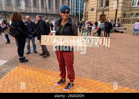 Birmingham, Großbritannien. 2. Oktober 2022. Tausende von Menschen versammelten sich auf dem Victoria Square bei einer von der Volksversammlung organisierten Kundgebung, um gegen die neuen konservativen Maßnahmen der Regierung zu protestieren, marschierten sie durch das Stadtzentrum, bevor sie das Tory Conference Center überstiegen, die Stimmung war wütend und laut. Kredit: Natasha Quarmby/Alamy Live Nachrichten Stockfoto